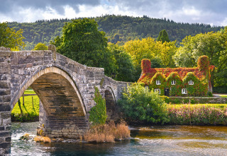 PUZZLE 1000 DELOVA C-104673-2 VILLAGE CORNER IN WALES 